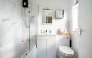 Spacious 2 Double Bedroom Property with Free Driveway Parking