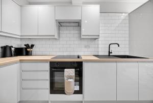 Modern 2BR - Free Parking - Central