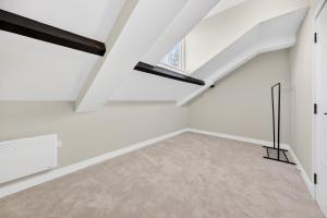 Modern 2BR - Free Parking - Central