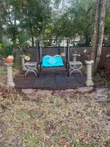 Cute 2 bedroom home, peaceful and so central !