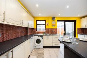 Private Garden & Parking, Suite & Rooms Thamesmead