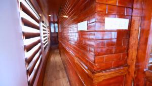 White Rose House Boat