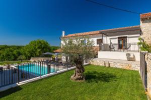 Villa Sirola near Pula for 8 persons with 36 m2 private pool & kids activities
