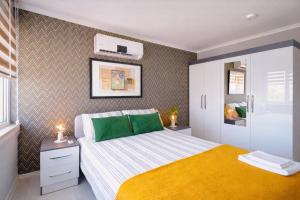 Hadrian Olive Flat by Maxi Homes Walk to Hadrian Gate