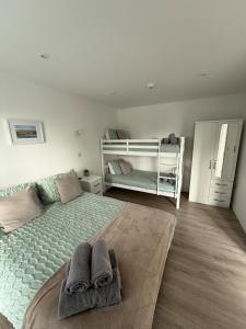 Lowern, Luxury Lodge with Hot Tub and Games Room