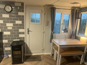 The Snug -Seasons Chalet Breaks