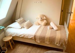 Central Amsterdam 2BR Apartment 1 Min Walk to Rembrandtplein & Dam Square