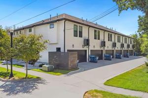 Stylish Downtown 3BR Townhome Walk to Trails