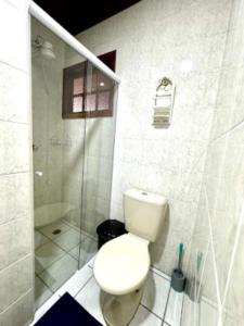 Casa na praia em condomínio com piscina e ar-condicionado