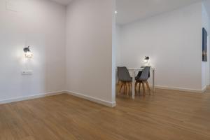 Ares I 15 min walk Roman Theatre , Pet Friendly Crib