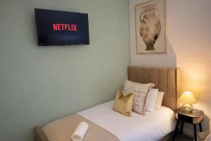 Cozy 2 bedroom house, smart tv in every room,6 beds, free parking, WiFi, brand new, fully equipped, close to A63 and city center