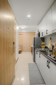 Cozy 1BR Balcony with Pool View Plus Free Parking