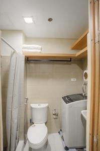 Cozy 1BR Balcony with Pool View Plus Free Parking