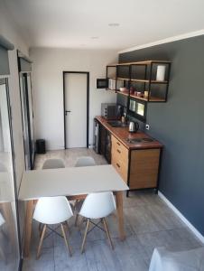 Un lugar pequeño rodeado de verde para respirar