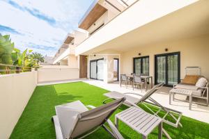 Amalia Garden Groundfloor Retreat, a footstep from beach and sea, By OYOOSTAYS