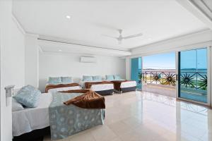 10BR Mansion Beachfront w Pool and Disco