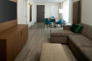 Holiday Inn & Suites Montreal Airport by IHG
