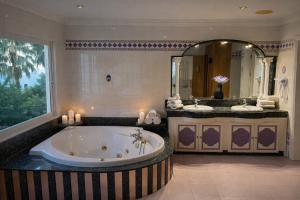 Luxurious Villa 6 Min from Beach with Sea Views