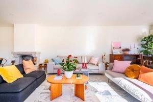 Big apt 4beds with terrace, 15 mins to Lisbon