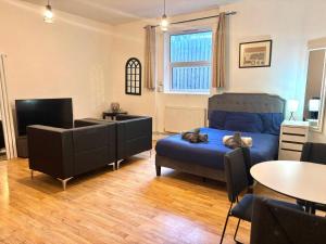 2 BDR Spacious House - Next to WHITECHAPEL Station and BRICK LANE - Private and Quiet Gated Area - HIGHLY IN DEMAND