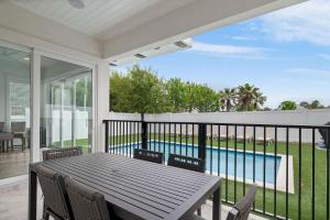 Modern Family 7BR w Private Pool and Patio