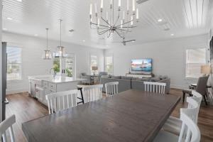 Modern Family 7BR w Private Pool and Patio