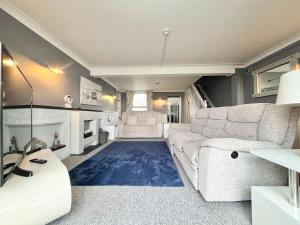 SeaDreamz Stylish Seafront Retreat in Penzance Sleeps 6 with 3 Bathrooms