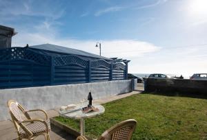 SeaDreamz Stylish Seafront Retreat in Penzance Sleeps 6 with 3 Bathrooms