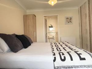 SeaDreamz Stylish Seafront Retreat in Penzance Sleeps 6 with 3 Bathrooms