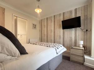 SeaDreamz Stylish Seafront Retreat in Penzance Sleeps 6 with 3 Bathrooms