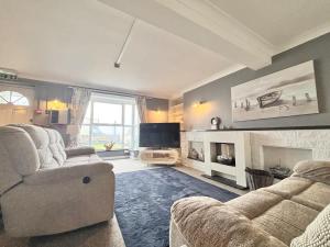 SeaDreamz Stylish Seafront Retreat in Penzance Sleeps 6 with 3 Bathrooms