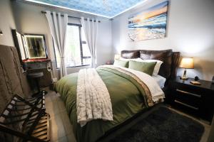 Luxury 2 Bedroom Airport Retreat, Heated Pool, 7 min from OR Tambo