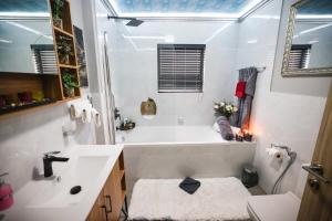 Luxury 2 Bedroom Airport Retreat, Heated Pool, 7 min from OR Tambo