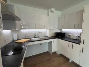 Stylish 2-Bed Flat with Balcony in Fulham SW6