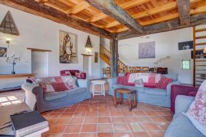 Large house with pool sleeping up to 10 people