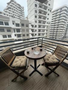Luxury 3 Bedroom Apt Near Park and Sea, Heated Indoor Pool, Wifi, Free Parking