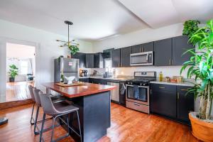 Jungle House Columbus Downtown Free Parking Sleeps 8 - Walk to Convention Center & Nationwide Arena - 2BR Short North Luxury Home - Over 5,800 Five Star Stays