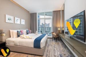 Vogue Vacation Homes, Business Bay Damac Maison Prive near Burj Khalifa and Dubai Mall, Studio Apartment with Balcony, City and Canal View, Access toAmenities