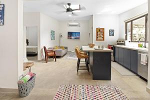 Modern 4BR Home, Pool, Parking, Walk To The Beach