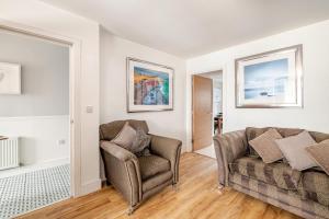 Quayside Home with a Seperate Entertainment Room & Beach Hut