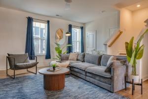 Luxe King 4BR Townhouse Mins to Uptown CLT