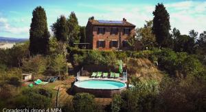 Casale a Siena con piscina e vista panoramica