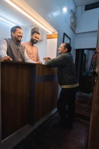 HOTEL SHIVASHRAM NEAR KASHI VISHWANATH TEMPLE - FullY AC ROOMS