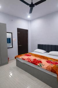 HOTEL SHIVASHRAM NEAR KASHI VISHWANATH TEMPLE - FullY AC ROOMS