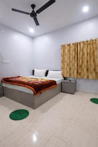 HOTEL SHIVASHRAM NEAR KASHI VISHWANATH TEMPLE - FullY AC ROOMS