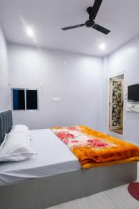 HOTEL SHIVASHRAM NEAR KASHI VISHWANATH TEMPLE - FullY AC ROOMS