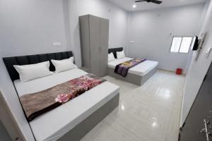 HOTEL SHIVASHRAM NEAR KASHI VISHWANATH TEMPLE - FullY AC ROOMS