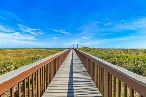 Beachfront 2BR with Stunning Views, Pools and Sauna