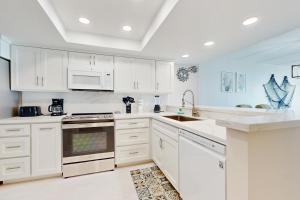 Beachfront 2BR with Stunning Views, Pools and Sauna