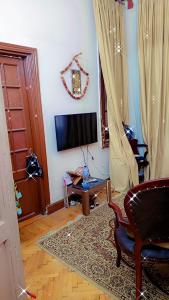 Tahrier square downtown cairo besaids AUC univ and GREECK CUMPS